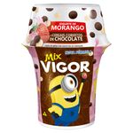iogurte-morango-com-cereais-cobertos-de-chocolate-vigor-mix-copo-140g-7896625210855